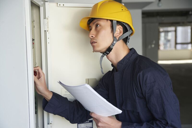 配電盤の確認を行うスタッフ