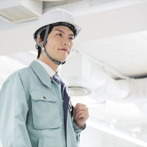作業着の男性社員_R